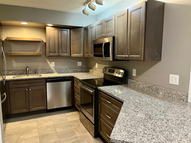 Building Photo - 302 E Grove St Unit B