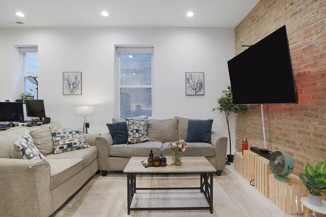 Photo - 2316 W Augusta Blvd Unit 2R