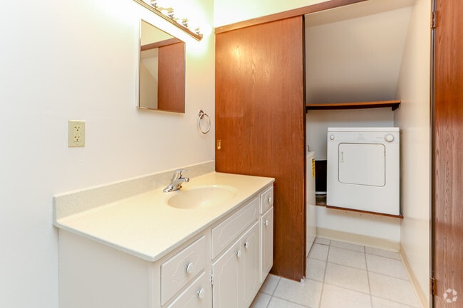 Bath/Washer/Dryer E