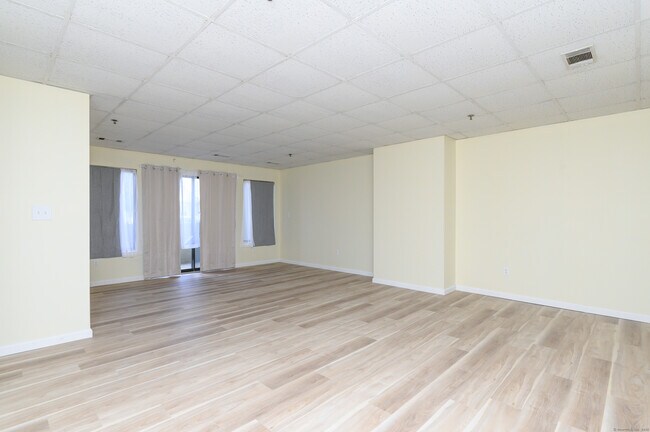 Photo - 102 Judd Square Unidad 102