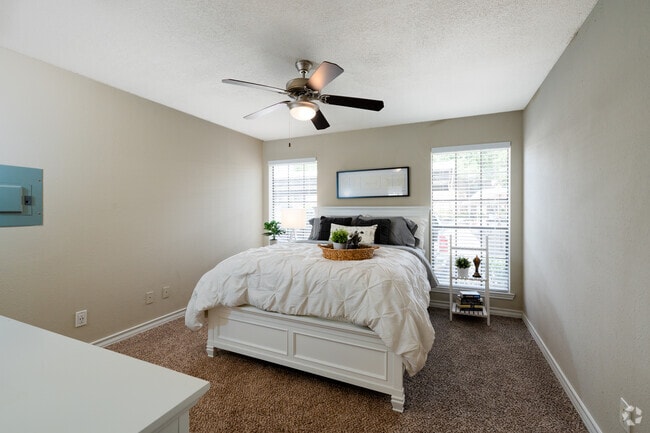 1BR, 1BA - 890SF - Bedroom