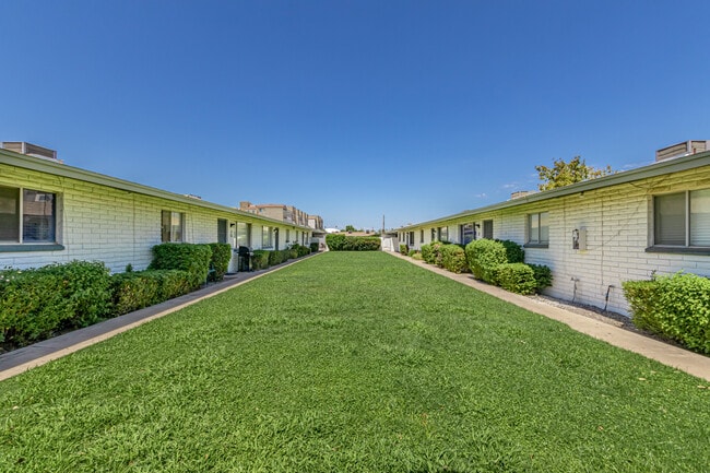 Rossmore Apartments - Rossmore Apartments