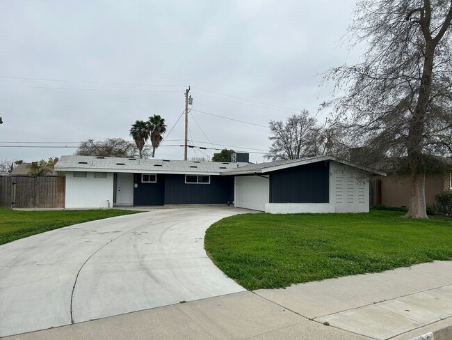 Building Photo - Updated in North Hanford