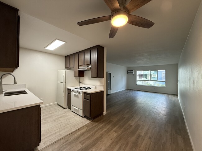 Kitchen & Living Room - 11908 Riverside Dr Apartamentos Unidad 4