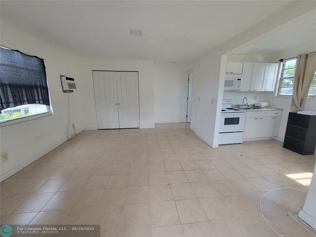 Building Photo - 1853 NW 5th St Unit 2-2 Rental