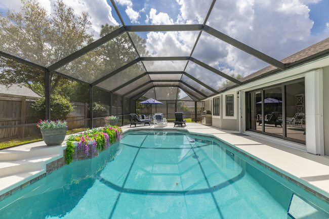 Screened-in pool area - 955 SW Sand Oak Dr Casa