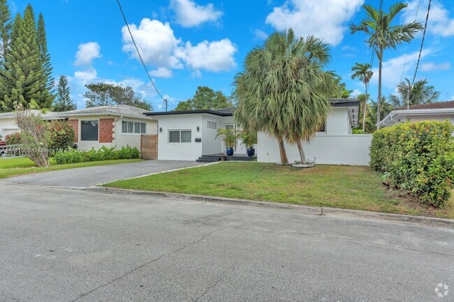 Building Photo - 8819 Dickens Ave Rental