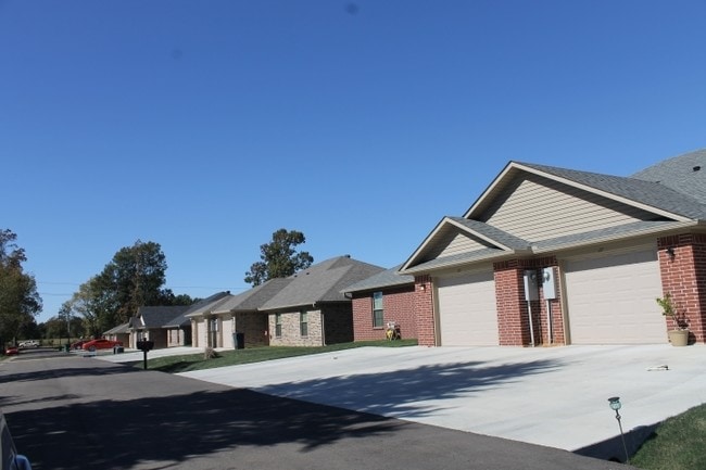 Arnold Circle Duplexes - Arnold Circle Duplexes Townhomes
