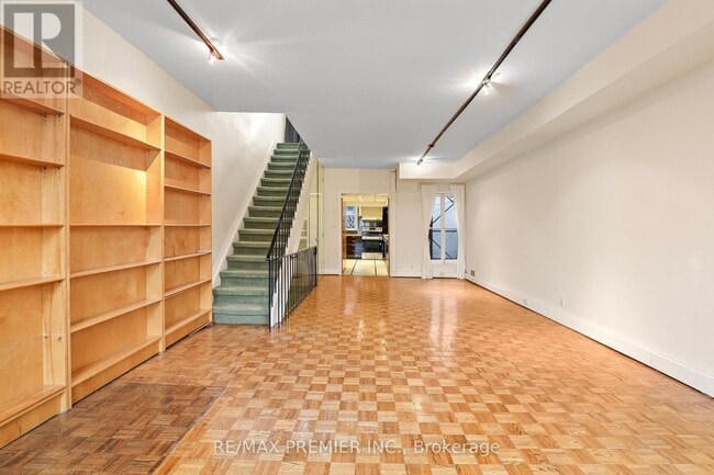 Photo - 394 King St E