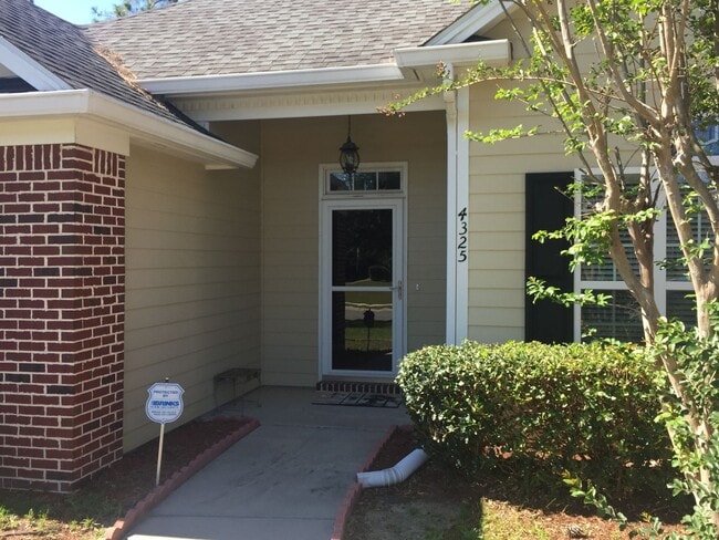 Photo - 4bd/2ba located in the Highlands Subdivision right off of Bemiss.