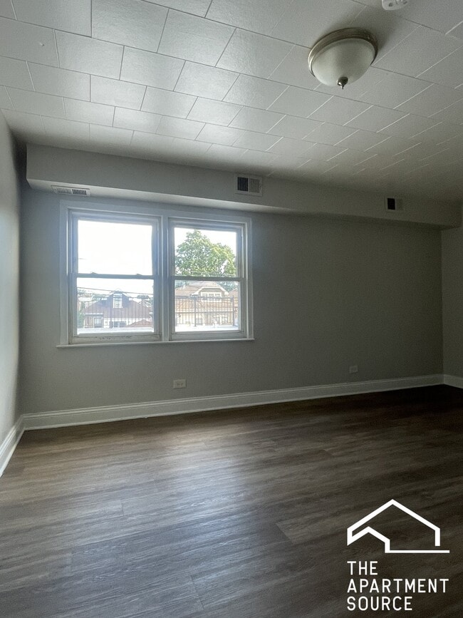 Building Photo - 5221 W Belmont Ave Unit 2R