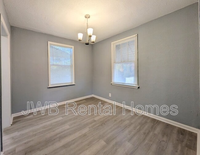 Photo - 1530 W 10th St