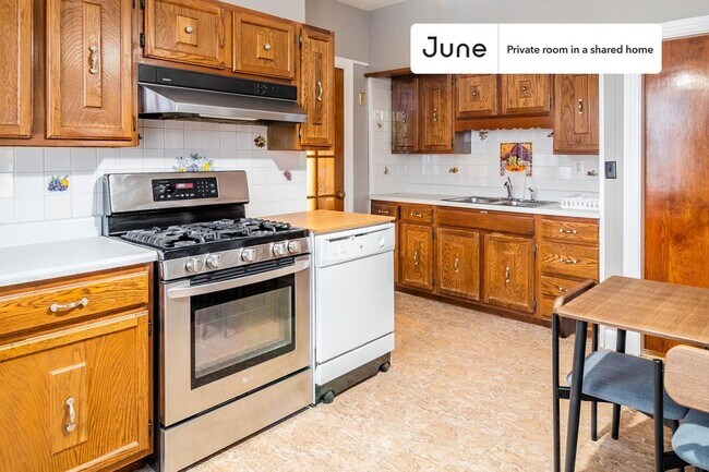 Room in Shared 5 bed/1 bath home in Somerville