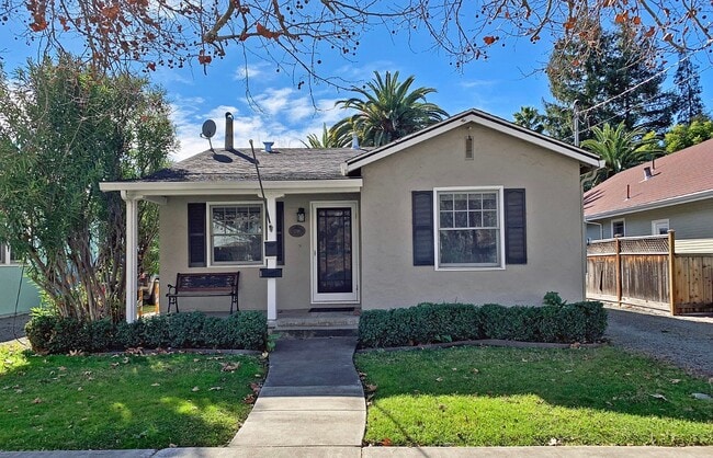 Building Photo - Cozy, Beautiful Updated 2 Bedroom Home!