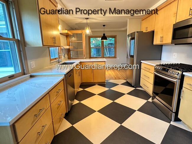 South Minneapolis Single Family Home, Fenc... - South Minneapolis Single Family Home, Fenc...
