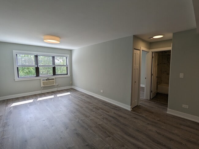 Photo - 511 W Barry Ave Apartments
