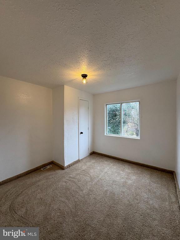 Photo - 5504 Devon St