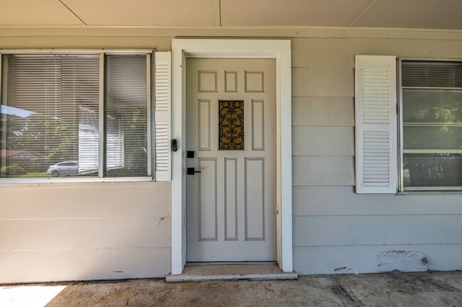 Photo - 114 E Ross Ave
