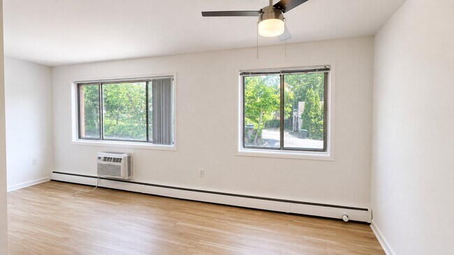 Photo - 4465 MacArthur Blvd NW Unidad 106