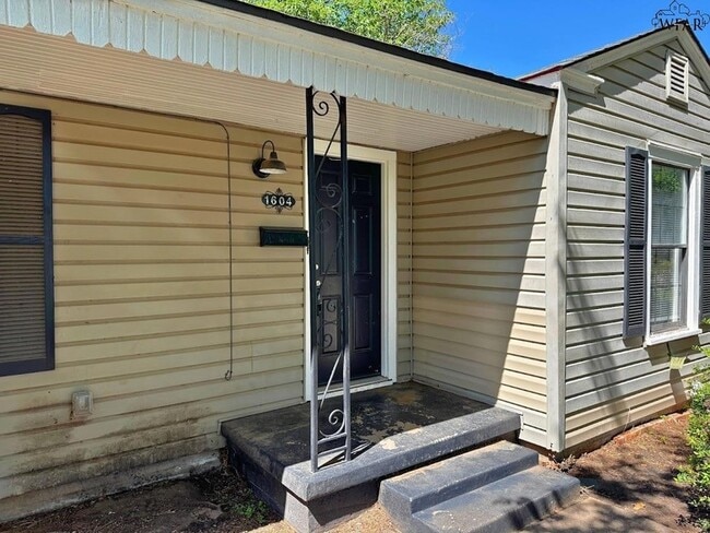 Photo - 1604 Blonde St