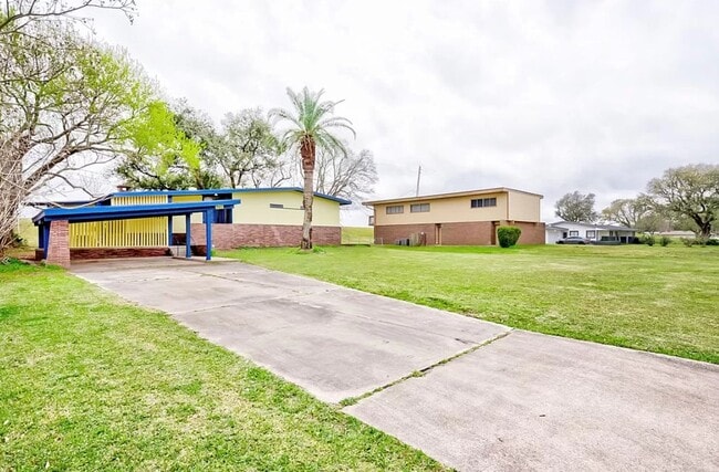 Photo - 4600 Lakeshore Dr House