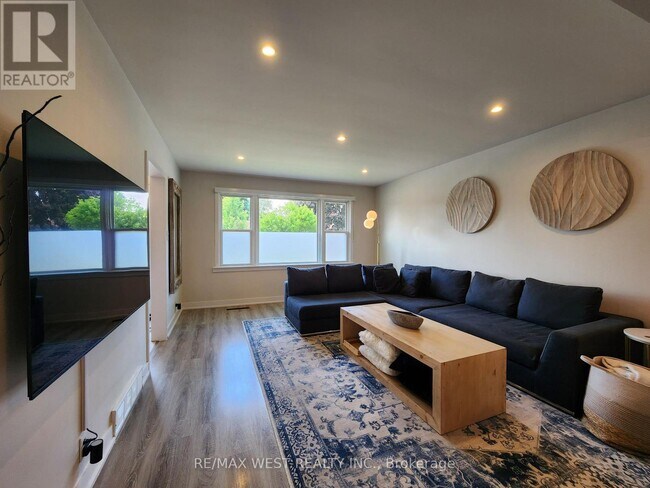 Photo - 835 Hortop St