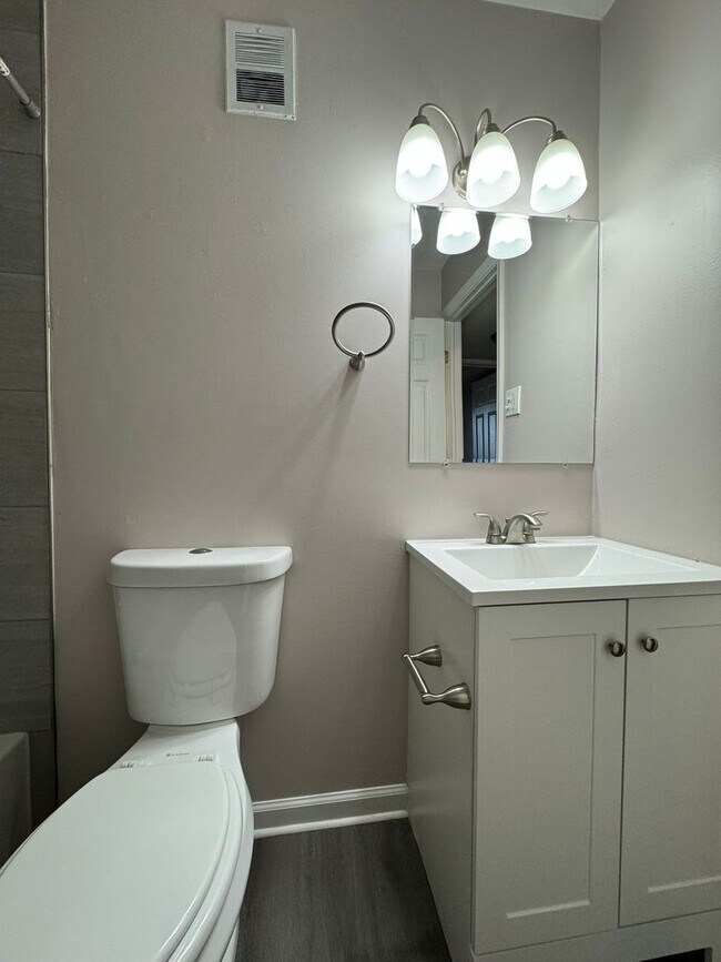 Photo - Beautifully Updated 2-Bedroom in Grove Par... Unidad 4016 N. Rogers Ave