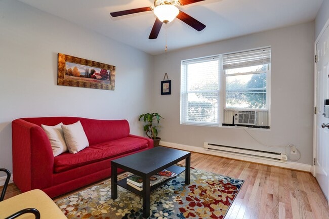 Bright apartment - 1719 H St NE Unit 1