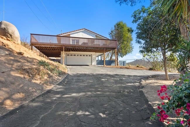 3 Bedroom House with View in Poway - 3 Bedroom House with View in Poway