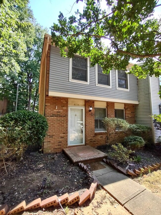 Building Photo - Beautiful Townhome located in Quail Hollow!