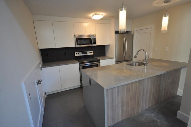 Building Photo - No Brokers Fee, Central Heat/AC, In-Unit Washer and Dryer, Large Fully Renovated, Eat-in Kitchen
