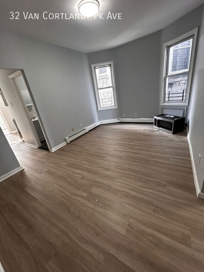 Photo - 32 Van Cortlandt Park Ave