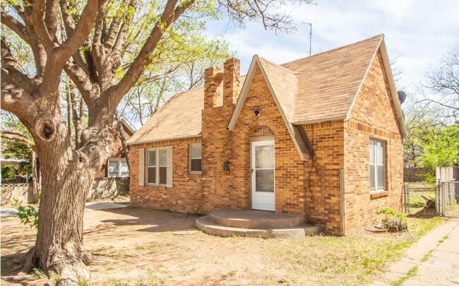 Building Photo - Great 3 Bedroom 1 bathroom house close to ...