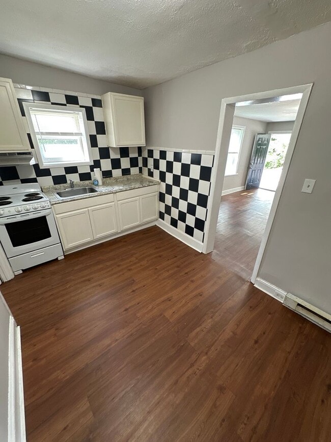 Building Photo - 101 N Gross St Unit Apt A