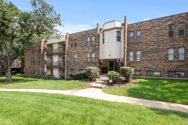 Building Photo - 2214 Country Club Dr Unit 2