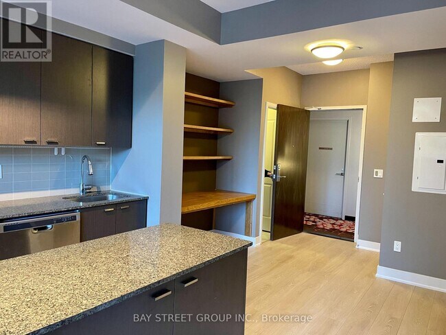 Photo - 88 Sheppard Ave E Unité 215