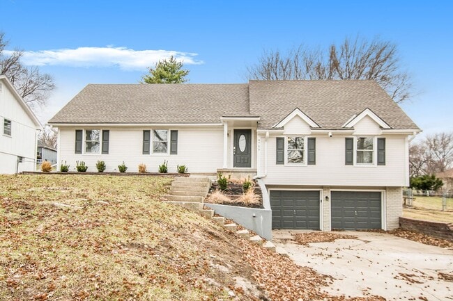 Building Photo - Modern Split level 4 bedroom 3 bath, renovated and bright! A must see!