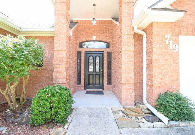 Photo - 719 Oak Hollow Dr