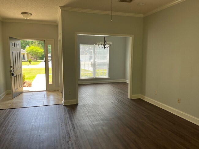 Photo - 213 Hedgerow Dr