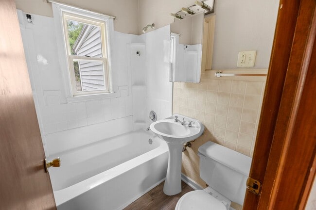 Photo - 1 Bedroom/ 1 Bath Home - Fenced in back yard and 1 Stall Garage