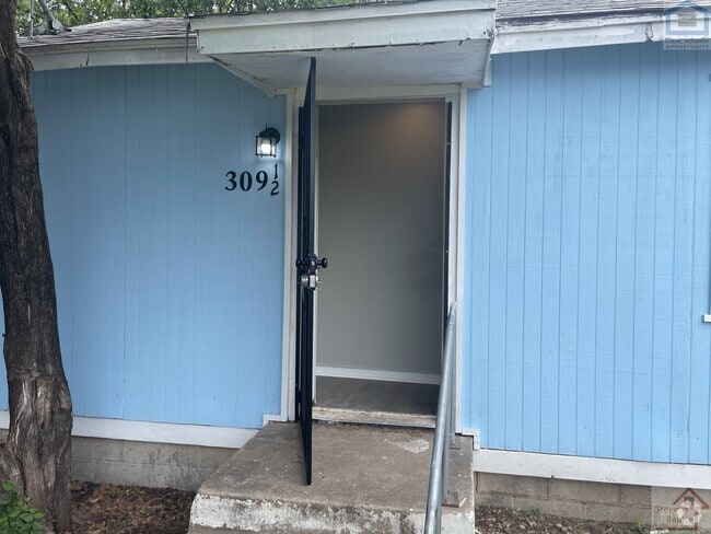 Building Photo - 309 1/2 SW 19th St Rental
