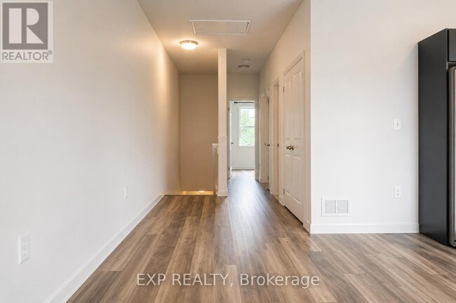 Photo - 205 W Oak Trl
