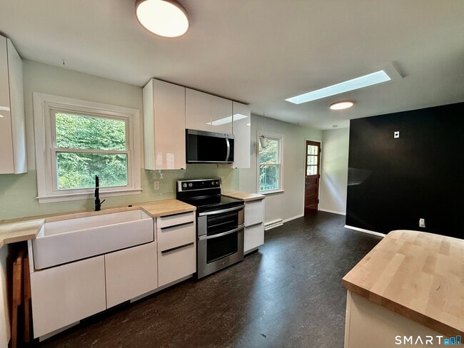 Photo - 220 Foxon Hill Rd