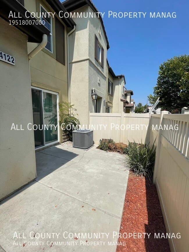 44122 Calle Luz