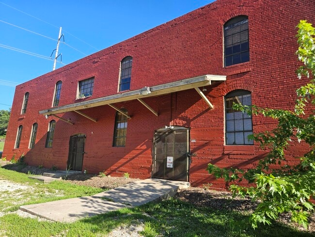 Photo - 1303 W College St
