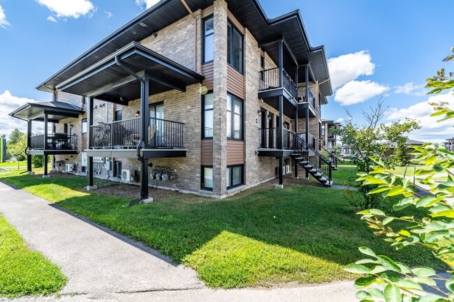 Building Photo - 514 Plateau Boulevard Unit 6