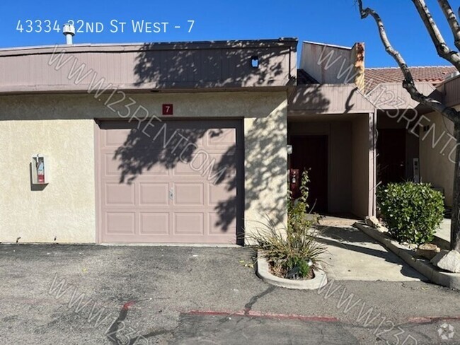 Building Photo - WEST LANCASTER 2BD/2BTH TOWNHOUSE W/ BONUS...