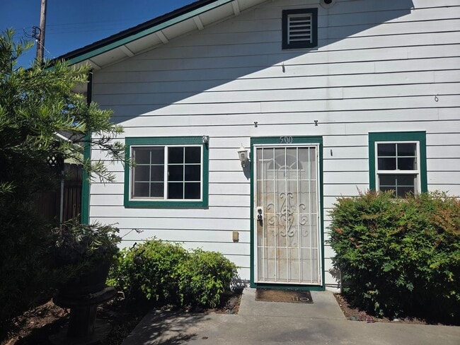 Building Photo - 500e Unit C