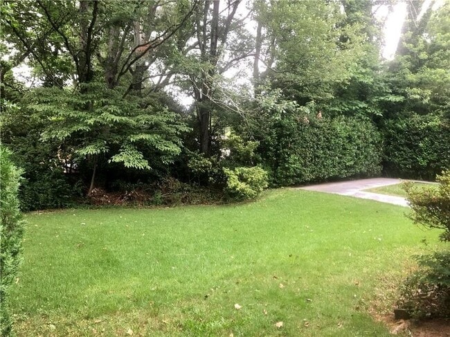 Photo - 1887 Balmoral Rd SE