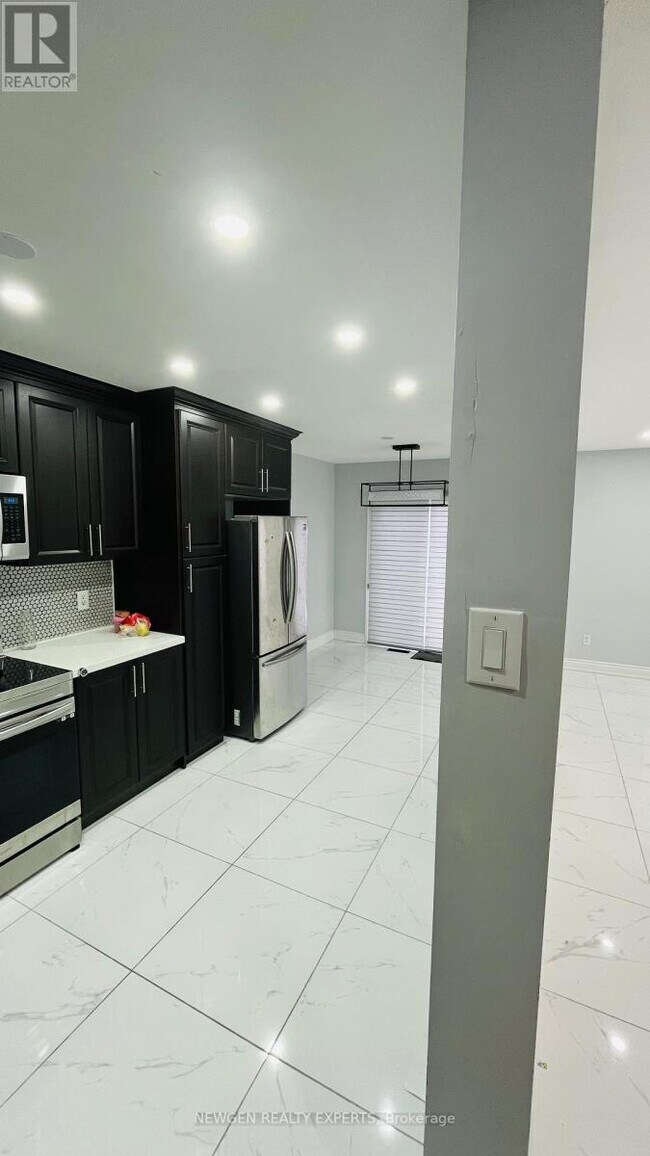 Photo - 803 Deveron Crescent